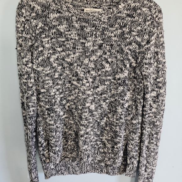 Abercrombie & Fitch Sweaters - Abercrombie & Fitch Black and White Heathered Lagenlook Crew Neck Sweater Size L